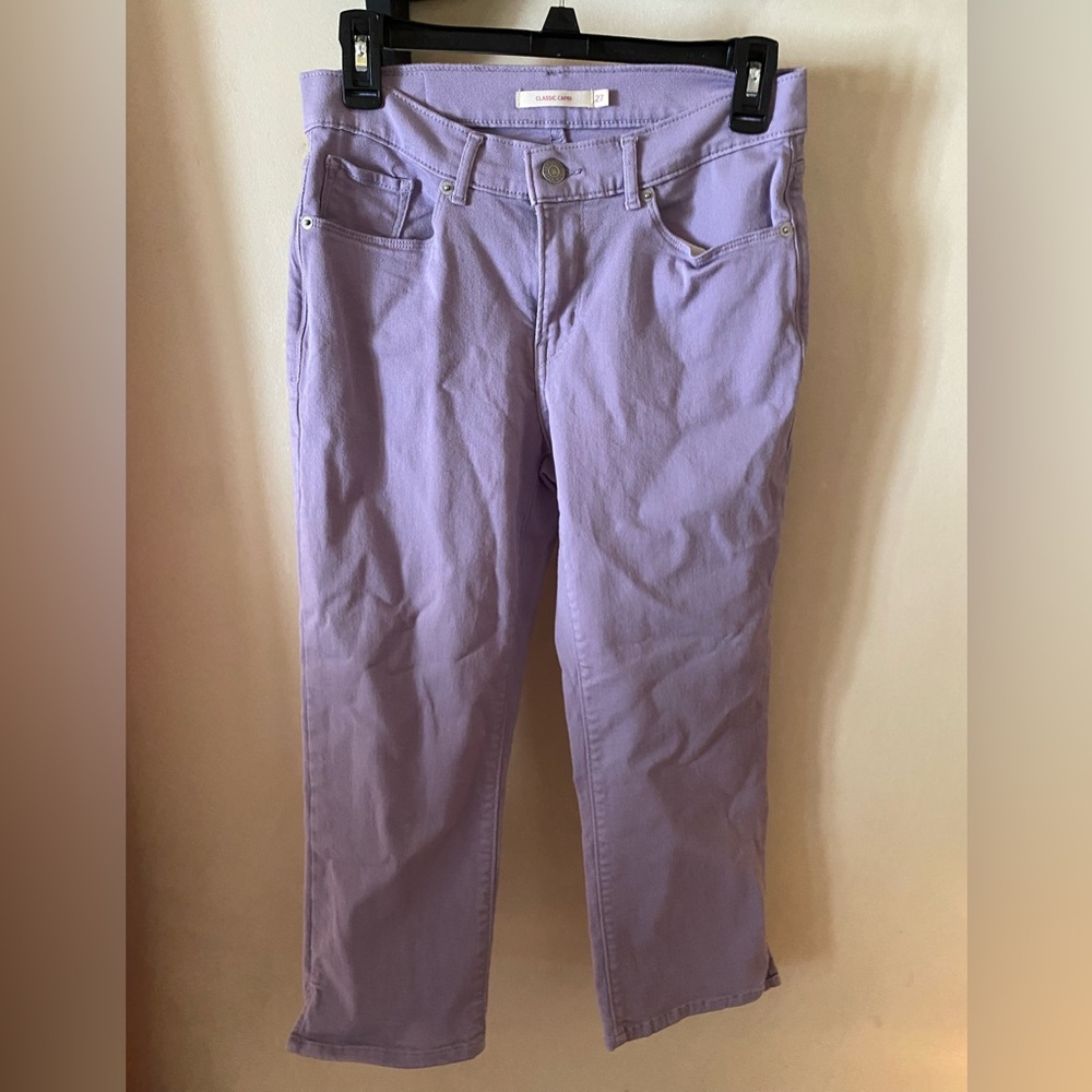 Women’s Levi’s classic Capri in light purple. Size 27.
